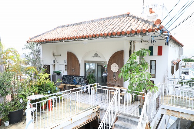 沖縄本島の“海が見える”カフェおすすめ10選！最高のロケーションでランチもスイーツも楽しもう！RETRIP リトリップ