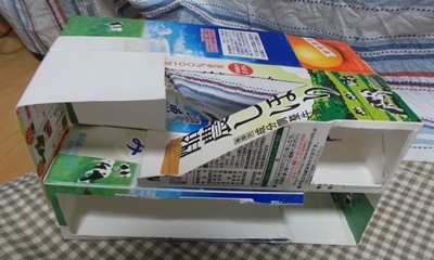 牛乳パックでミニカーの駐車場手作りおもちゃで子育て