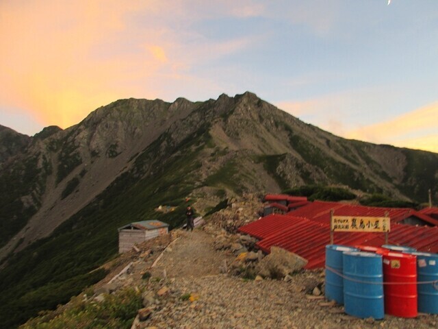 熊の平小屋今年、熊の平小屋は食事の提供をやめ素泊まりでの営業となります。食事は、自炊をされるか、山小屋で販売するレトルト食品やカップメン等の食品をご利用ください。なお、山小屋宿泊者を対象に、夕食時は湯で温めてご提供しています 16:30～17:00 。朝食の