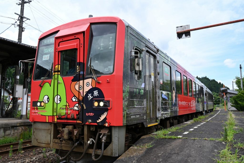 今日も西城町も備後西城駅もカラッと晴れて30度超えです🙈☀️レールに影響が出ませんように🙏🙈 という事でヒバゴン4コマ劇場ご覧ください🐵💕ヒバゴンヒバゴンお姉さん備後西城駅芸備線カープラッピングバス備北交通企業公式が毎朝地元の天気を