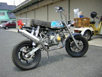 エイジングを手作業で再現したヘルメットで人気の「TT&CO.」代表のバイクもすごかった。Dig-itディグ・イット