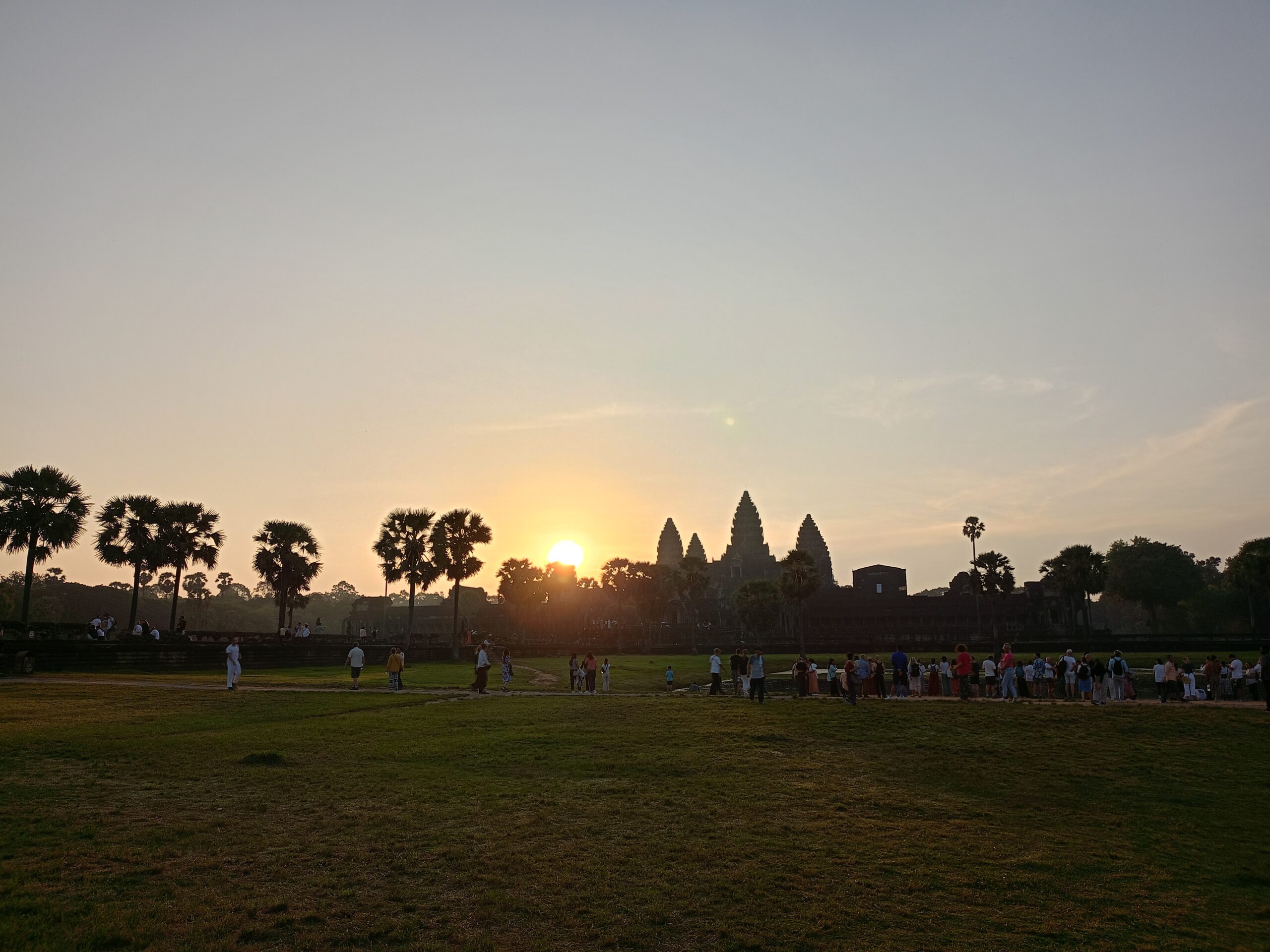 アンコールワット 朝日から夕日までの絶景映像！世界遺産の巨大な寺院遺跡を動画で紹介 -
