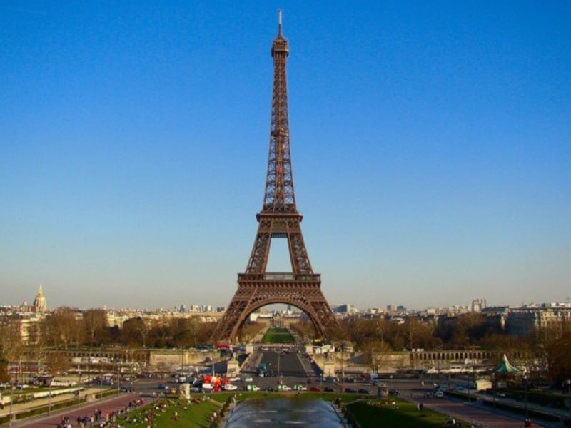 今やパリの象徴「エッフェル塔」は建築当初が無用にして醜悪な塔と大批判された～エッフェル塔の歴史 - まっぷるウェブ