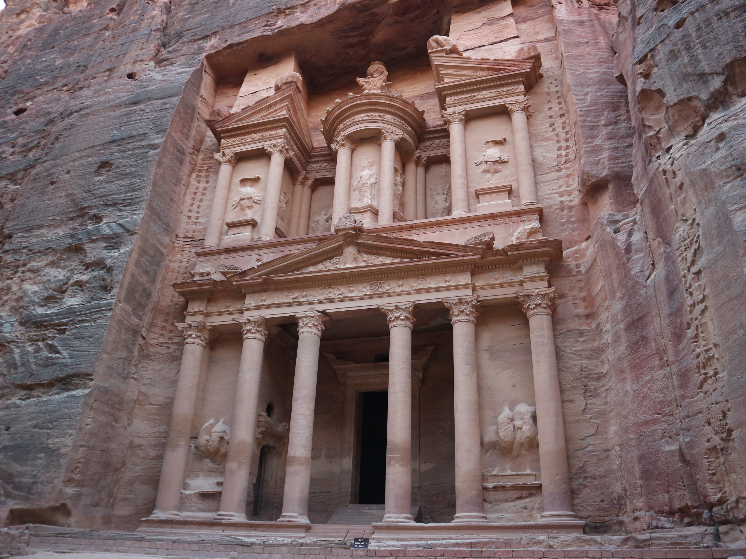 ワディラム砂漠ヨルダン中東月の谷オレンジ色の砂のもや雲ユネスコ世界遺産に指定国立公園屋外の風景オフロードの冒険旅行の背景Premium写真