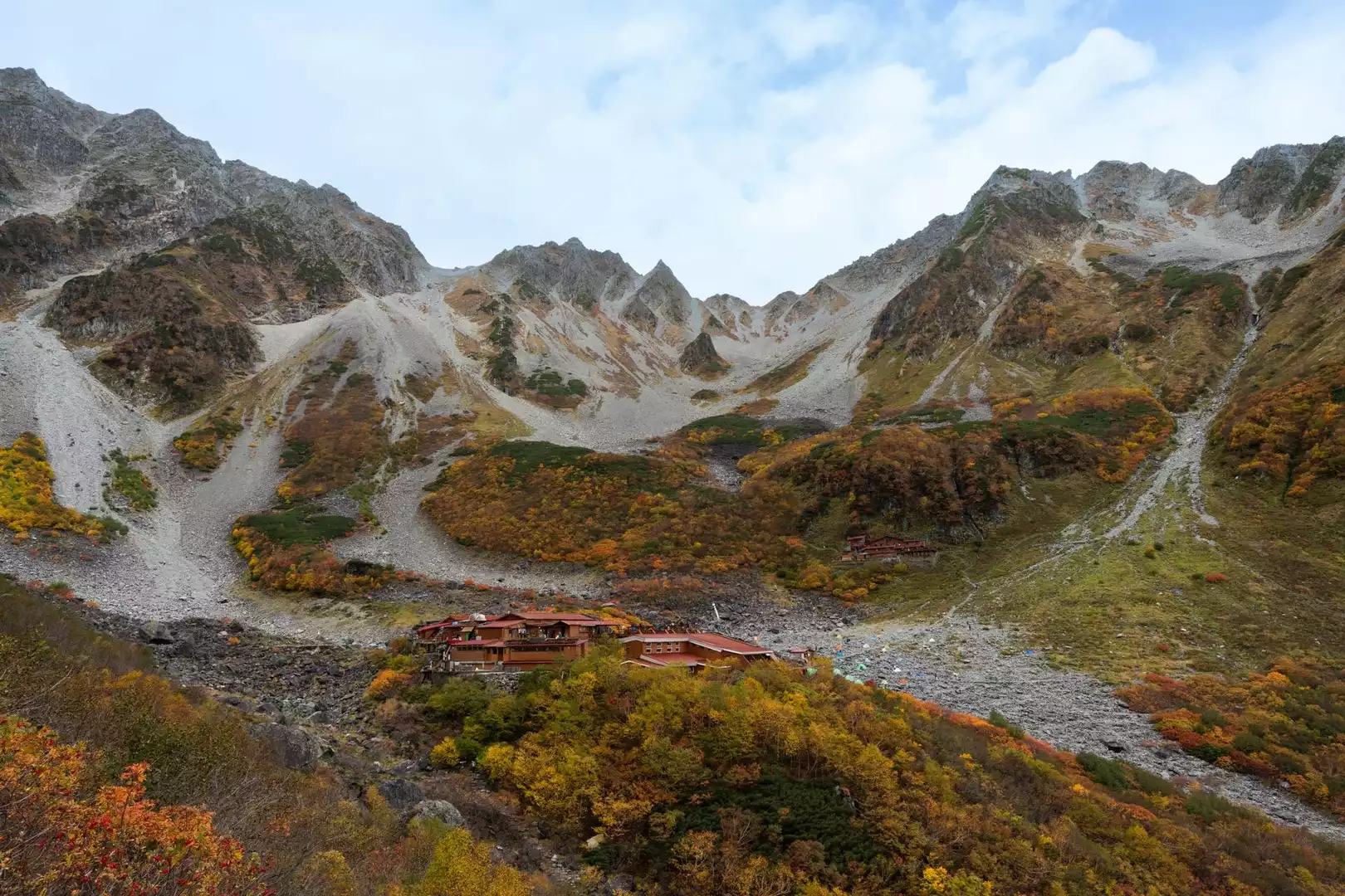 北アルプス涸沢カール 山燃える鮮やかな紅葉を目指して男の隠れ家デジタル