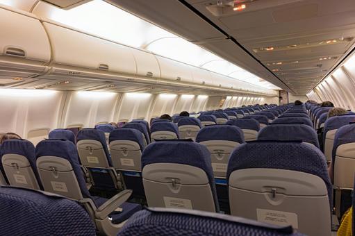 機内は靴？サンダル？飛行機に乗る際はどんな靴を履いて搭乗する？エアトリ - トラベルコラム