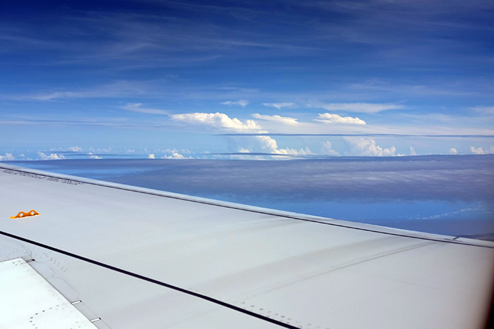 機内のトイレを15分も独占!? “バスる”ためにスキンケア動画を撮影した女性に批判が集まるハーパーズ バザー Harper's BAZAAR