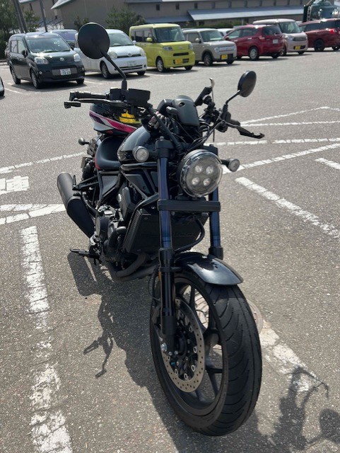 大型バイクに座る女性の写真素材FYI01165772ストックフォトの Qlean Market キュリンマーケット