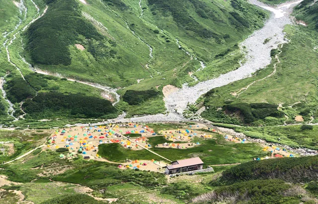 ケーブルカーとバスで行ける！立山にある開放感抜群の雷鳥沢キャンプ場でテント泊しよう – キャンプクエスト