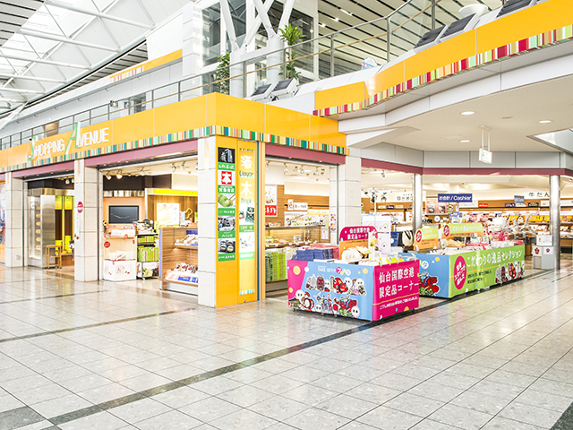 東北カード㈱こちらは宮城県仙台空港 ANA FESTA 仙台ゲート店さま お土産コーナーでございます✨サンリオ、スヌーピー、ホヤぼーや、その他人気キャラクターグッズが勢揃い♡