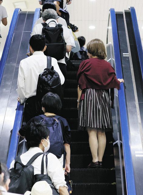 エスカレーターで「歩かない」、初の条例化 片側空ける慣習定着「急に変えるのは難しい」 :
