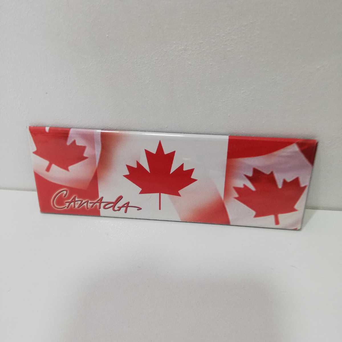 カナダの国旗 前編🇨🇦@emuon_english822 ←過去の投稿は、こちらからも見れます。 カナダの国旗といえば「赤・白・赤」にカエデの葉っぱが大きく描かれているデザインでお馴染み🇨🇦シンプルだし、赤白という配色も日本の国旗に似ていて、なんだか親近感持てますよね