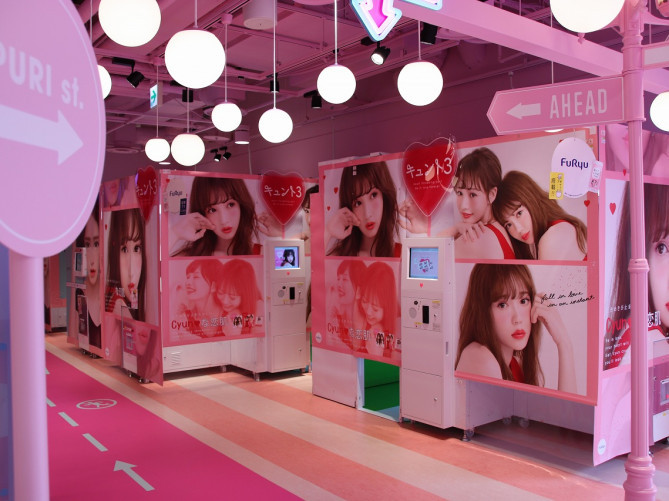 プリクラ中にディズニーのチケットを渡してみたら 😳We’re going to