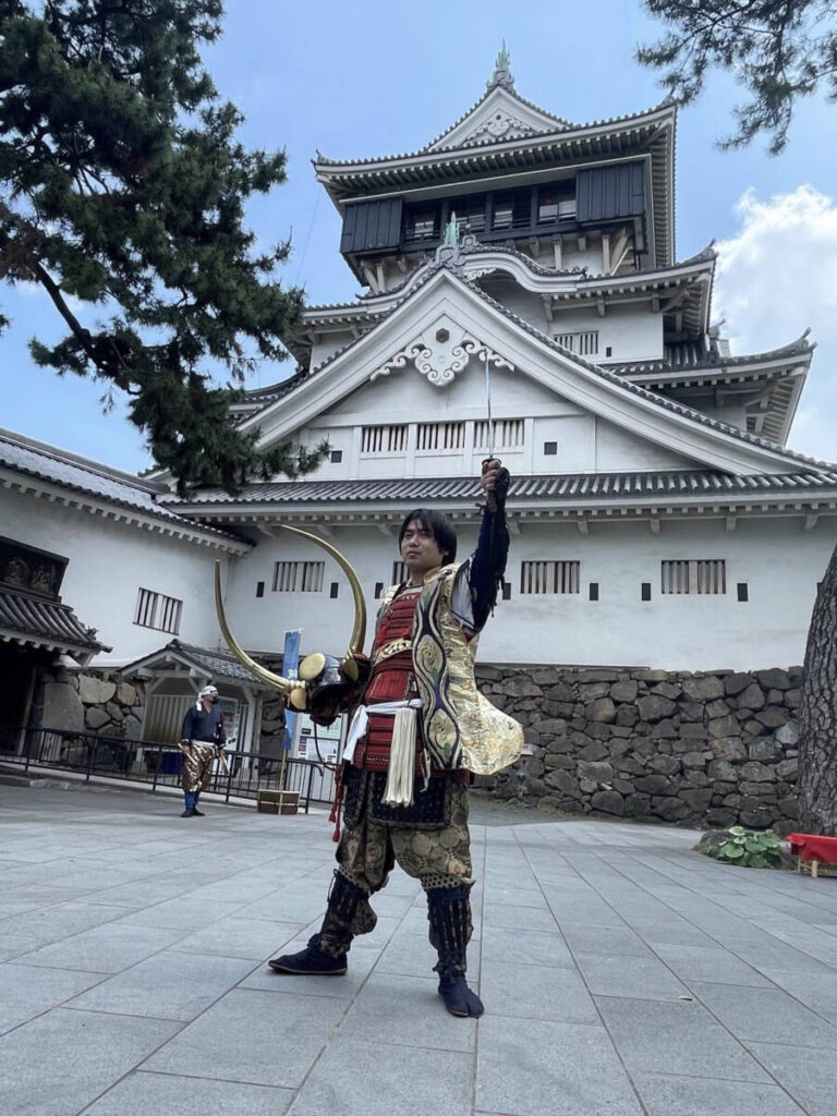 甲冑工房 丸武 - 弊社は平成2年に戦国村としてオープンし、 当時は大人800円小人500と入場料を皆様から頂いておりましたがリニューアル後は入場無料とさせていただいております。その経緯は、地元の方々、多くの方々に幾度とご来場していただきやすい施設を目指しての事