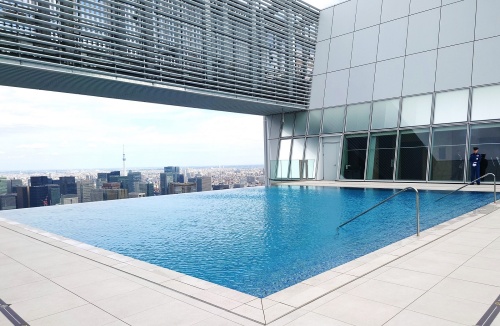 ロンドンに世界初の360度透明な空中プール建設へ。55階建てビル屋上、利用者は水中から出入り - ライブドアニュース