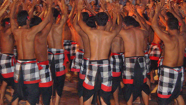 インドネシア ・ バリ島、ウルワツ寺院でケチャ ・