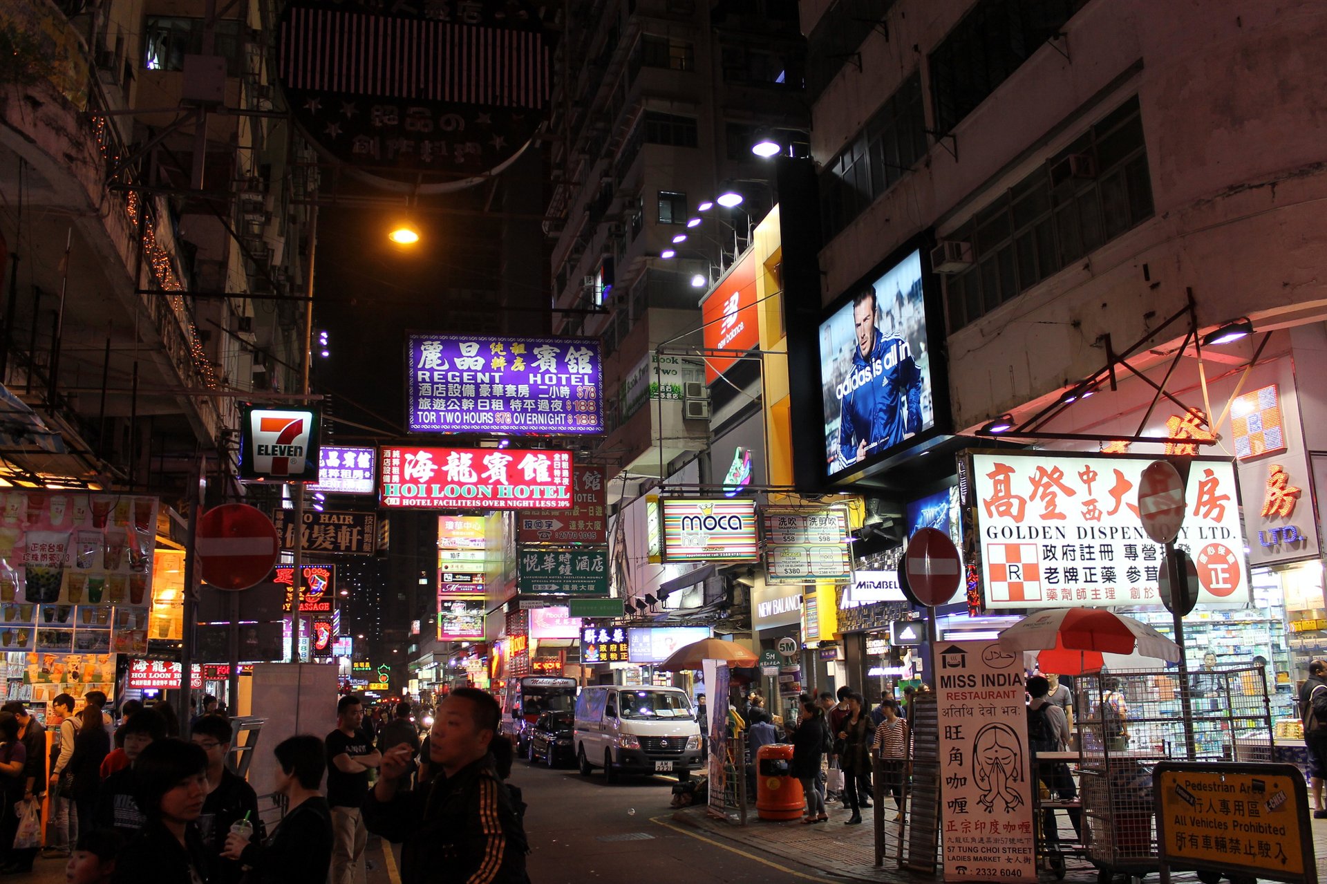 遼寧街夜市にて。屋台と廟。この風景、「ザ・台湾！！」って感じがしますね～😍 遼寧街夜市 は台北MRT南京復興駅から歩いて行けて、美味しいのはもちろん、写真映えする台湾らしい雰囲気のお店が多い夜市です。夏の酷暑が続く台北。昼間よりも涼しい夜のお散歩に出かけて