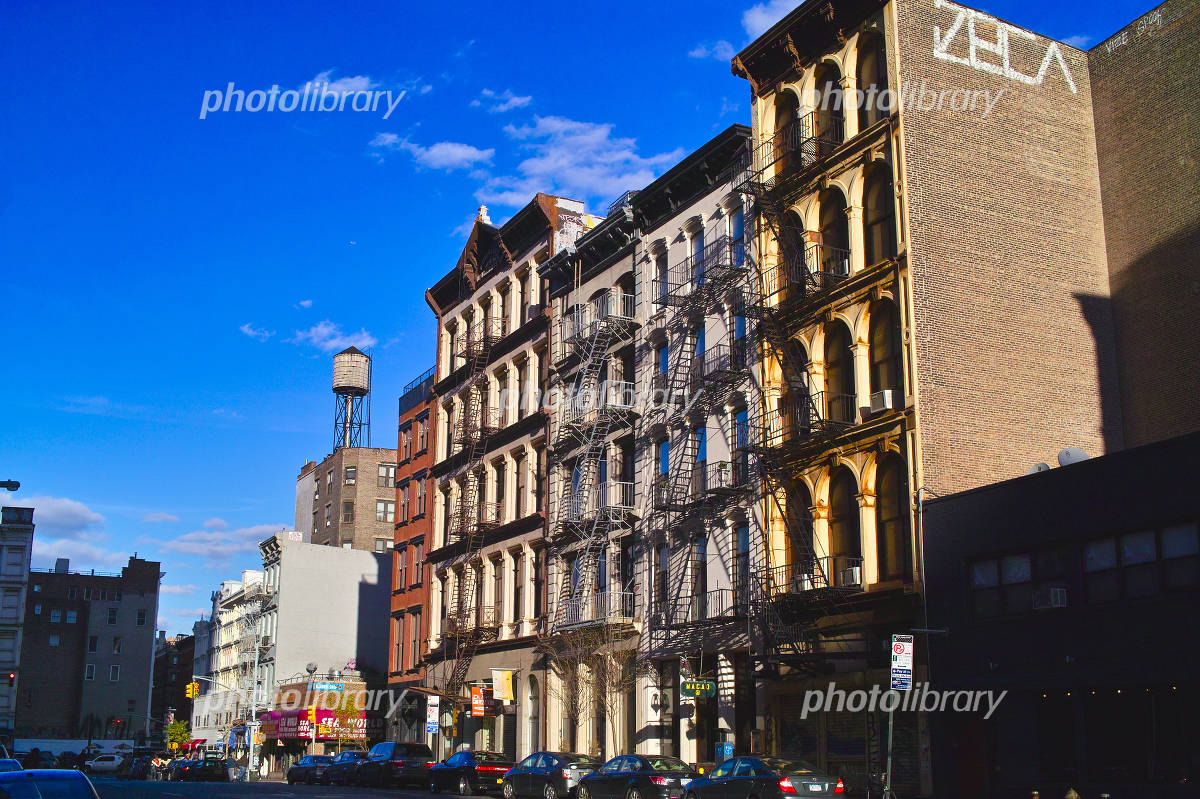 近代的な高層ビルを超えるソーホーニューヨーク市の古い建物 - ニューヨーク
