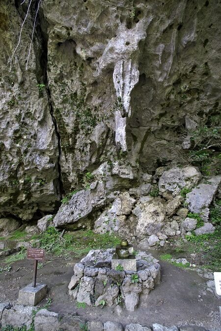 今口コミで人気を集めている沖縄秘境のパワースポット! @caveokinawa 沖縄 本島中部エリア恩納村リゾートホテル近くに位置し、所要時間は30分程度で見学出来るので観光やお出かけの合間に立ち寄りやすいスポットです！