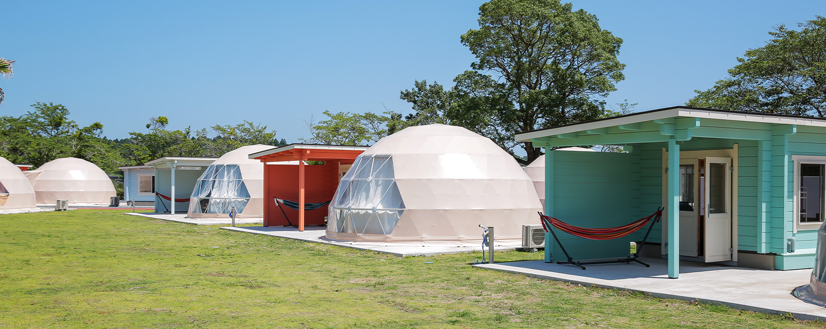 赤城 ときわぎの森キャンプ場の施設紹介をさせていただきます☆ グランピング ドームテント 室内はエアコンも完備してあり、快適にお過ごしいただけます。タープ、クーラーBOX、BBQコンロも備え付けですので、お手軽にBBQもお楽しみいただけます。ぜひお越しください