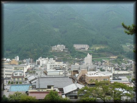 草津温泉: 日本三名泉の1つ、湯畑や湯もみショー、食べ歩き楽しめる温泉街
