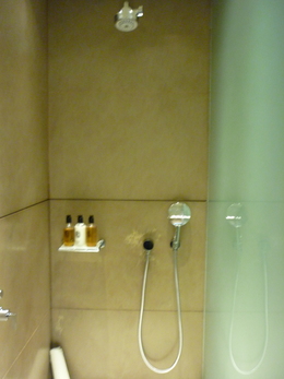 ドーハのカタール航空ビジネスラウンジのシャワールーム - カタール航空の写真 -