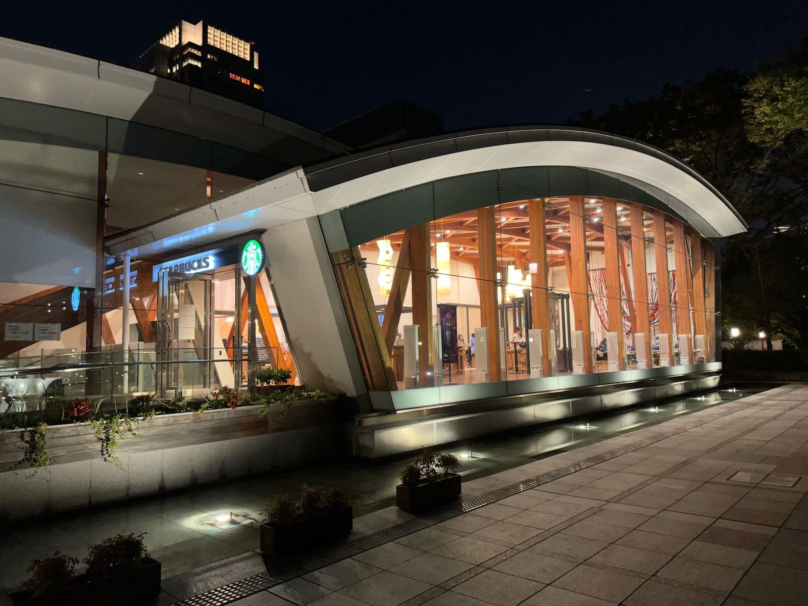 スターバックス コーヒー皇居外苑 和田倉噴水公園店は丹下健三が関わったかも！？建築とアートを巡る®
