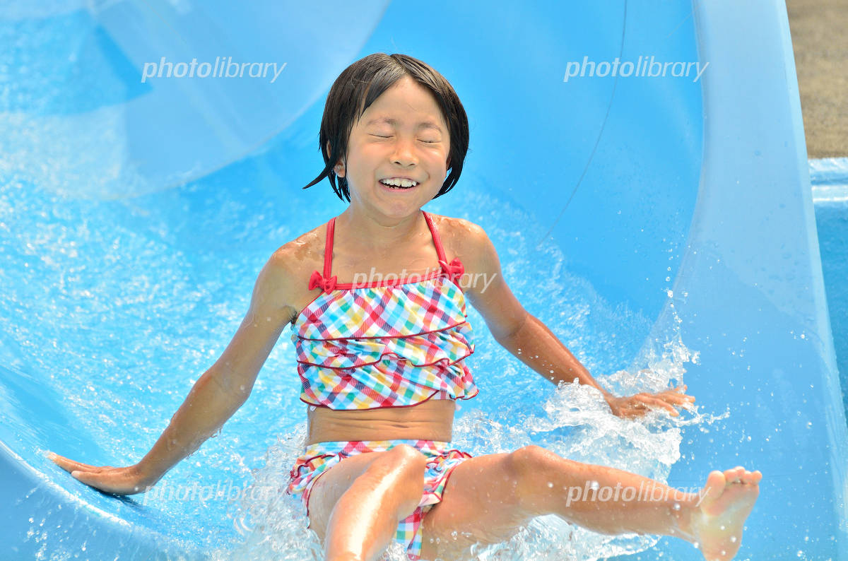 ウォータースライダーで遊ぶ女の子 - 商用利用可能な写真素材・イラスト素材ならストックフォトの定額制ペイレスイメージズ