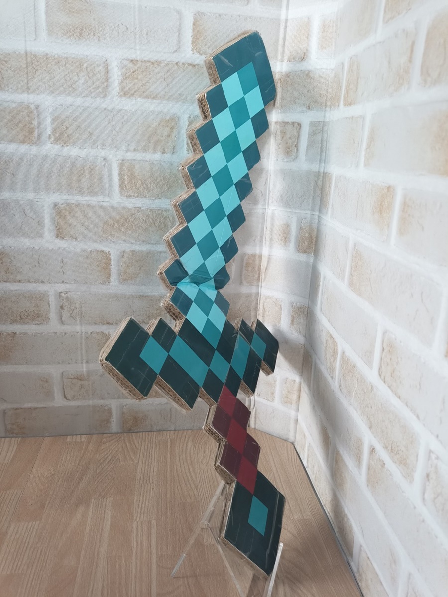 ジョアンがしたかったマイクラコスプレ🎃💚 もはや、ジョアンじゃなくても分からんねん😂角ばった衣装と見えにくいお面で動きづらく、脱いでは着て脱いでは着て繰り返してました🤣 りあんは付き合わされて、ダンボール📦で手作りのTNT💣に入らされてました😂装着は写真