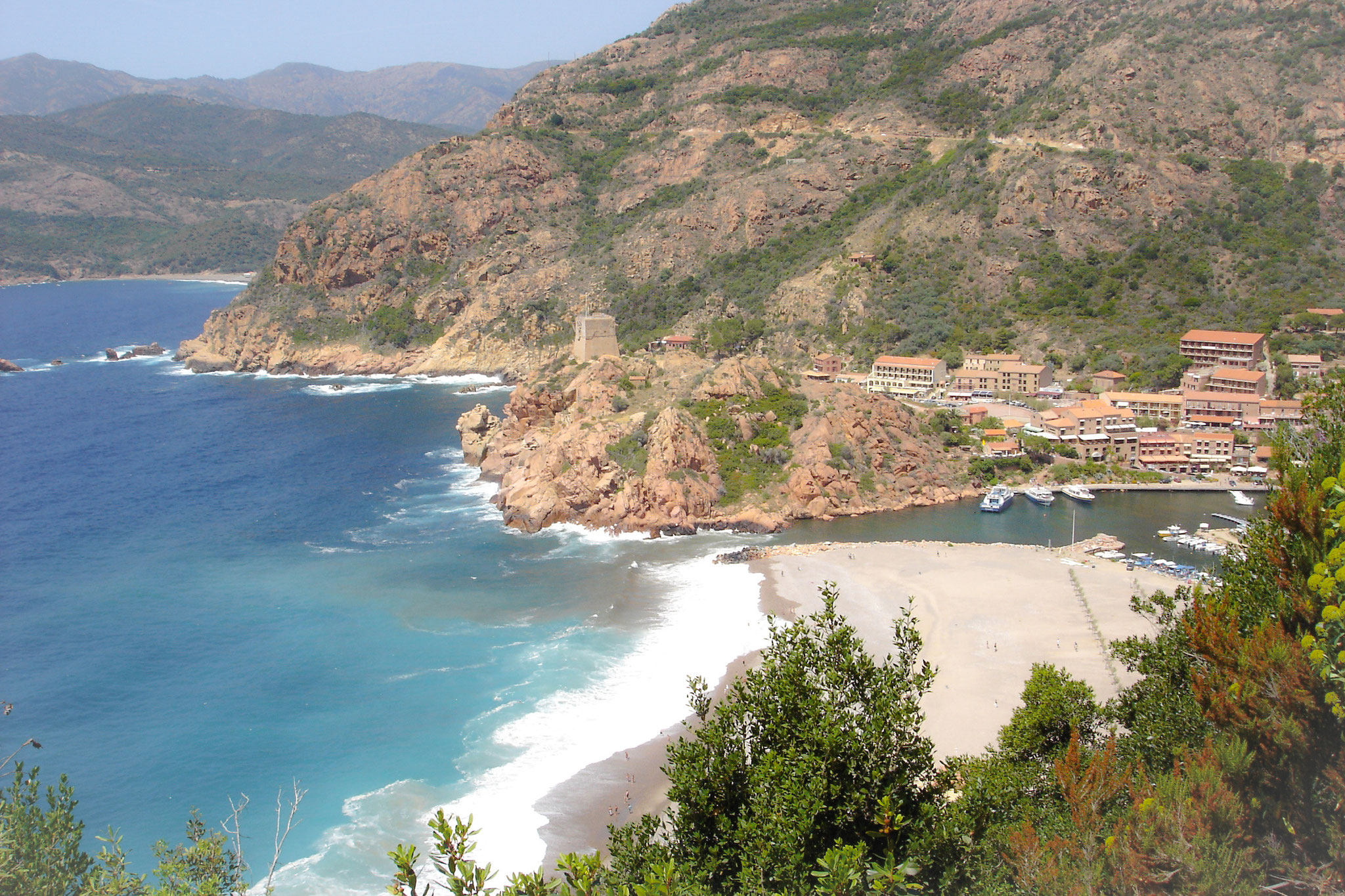 雨や雪でもテントの中で冬バーベキュー！ テントは冬季のみ、3号棟と5号棟のみ石川県・能登の家族コテージ ノトイエ