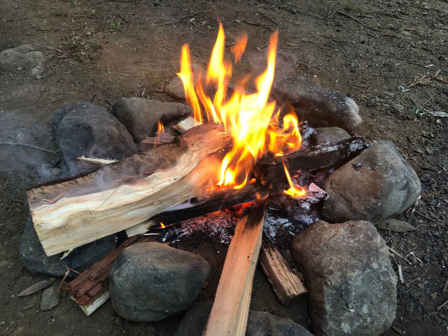試して検証 冬キャンプは焚き火しない？焚き火のみだと寒い？薪の量も紹介 -