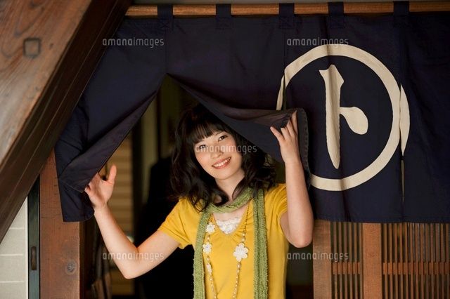 温泉、暖簾から顔を出す男性1 - No: