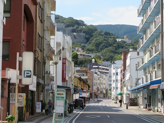 東京方面から熱海城 錦ヶ浦トンネル出てすぐに左折の道 - Изображение