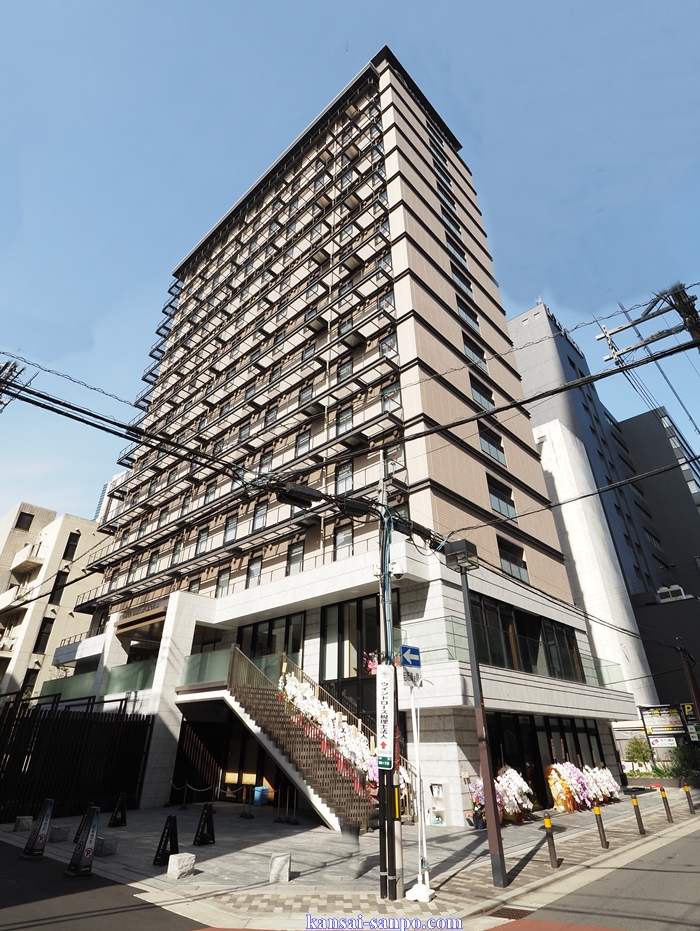 大阪・北新地の夜の店、営業再開 府独自の感染防止指針に配慮再開する店が増えた、ＪＲ大阪駅近くの繁華街・北新地＝１日夜四国新聞社