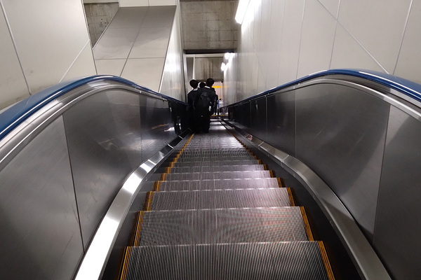 エスカレーターなぜ歩く？ 上 片側空けの背景を探ってみた