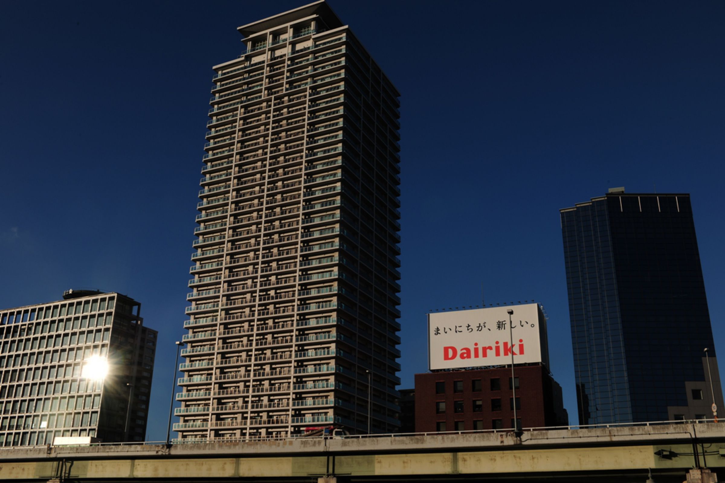 都会の夜景 ビル群 摩天楼 大都市：イラスト無料