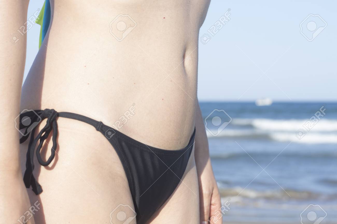 海の背景にビキニ水着を着たカリブ海の日焼けした女の子 ビキニのファッション女性はビーチでリラックス楽園での熱帯のビーチ休暇の海の幸せな夏のライフスタイルの写真素材・画像素材 Image