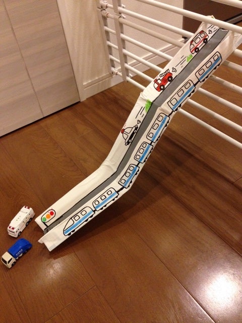 真似したい＆子供夢中！ 100均グッズで「手作りトミカタウン」いこーよ