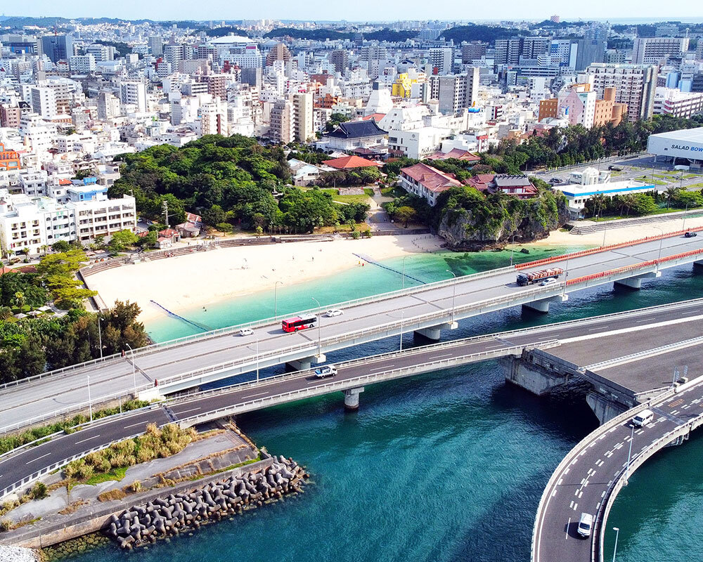 沖縄 波の上ビーチってどんな所？行き方や駐車場などアクセス情報、軽石の状況などtabico