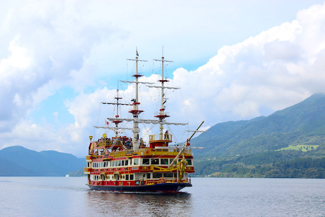 芦ノ湖に浮かぶ「箱根海賊船」、どうやって浮かべた!?ニッポン旅マガジン