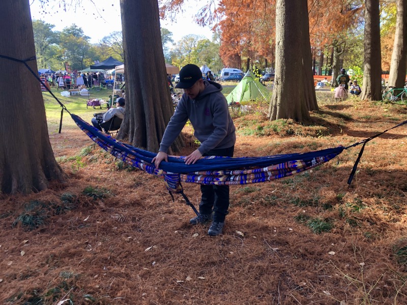 那須高原にて４泊５日のハンモック泊 久しぶりに1人でロングソロキャンプ台風の影響で大雨が予想されたのでタープ下に囲いを作ってその内側に丸太を敷いて浸水対策をしてみました台風の通過した日はなかなかの大雨だったけど事前の浸水対策のおかげで無傷 タープ下の