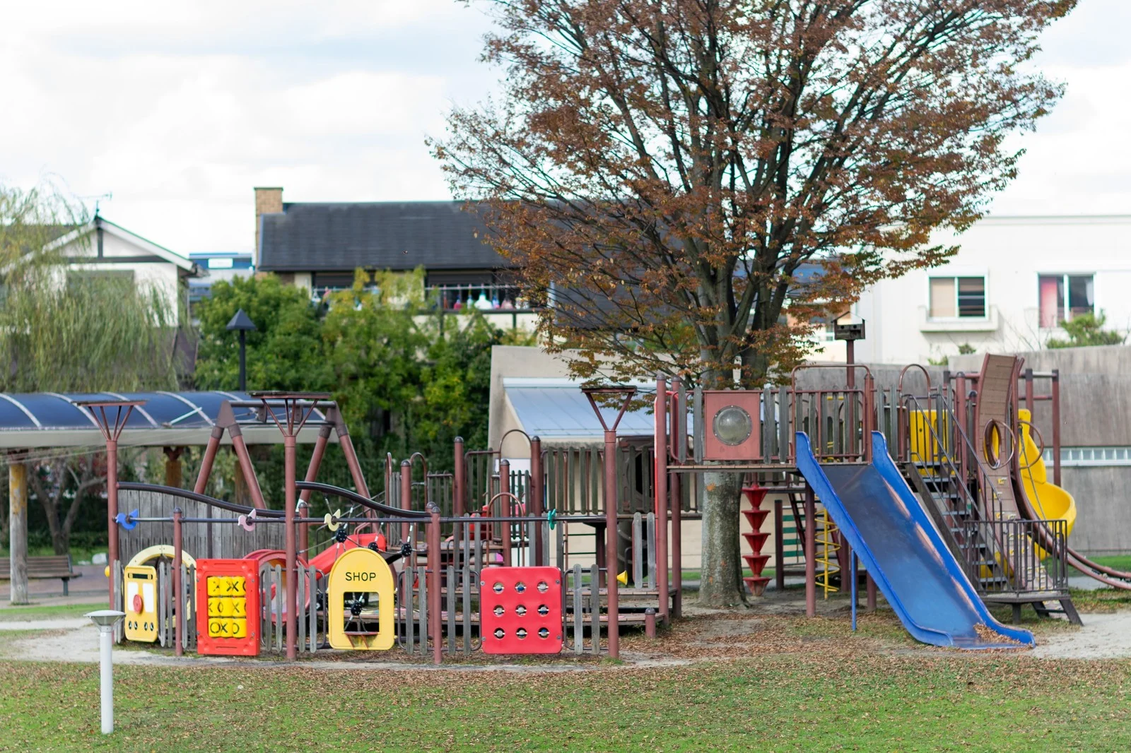 公園を形作ってきた遊具の歴史。ブランコの由来は？すべり台はいつから？試作.com