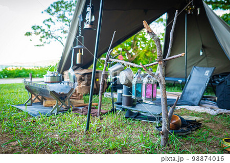 ソロベースEXでソロキャンプ🏕久しぶりに無骨キャンプがしたくなり ソロベースEX今年初張り😍 パラコードもワークマンとセリアで購入したものでカスタムしました✨ パップテントのレイアウト理想形に 近づいてきたような気がする😏