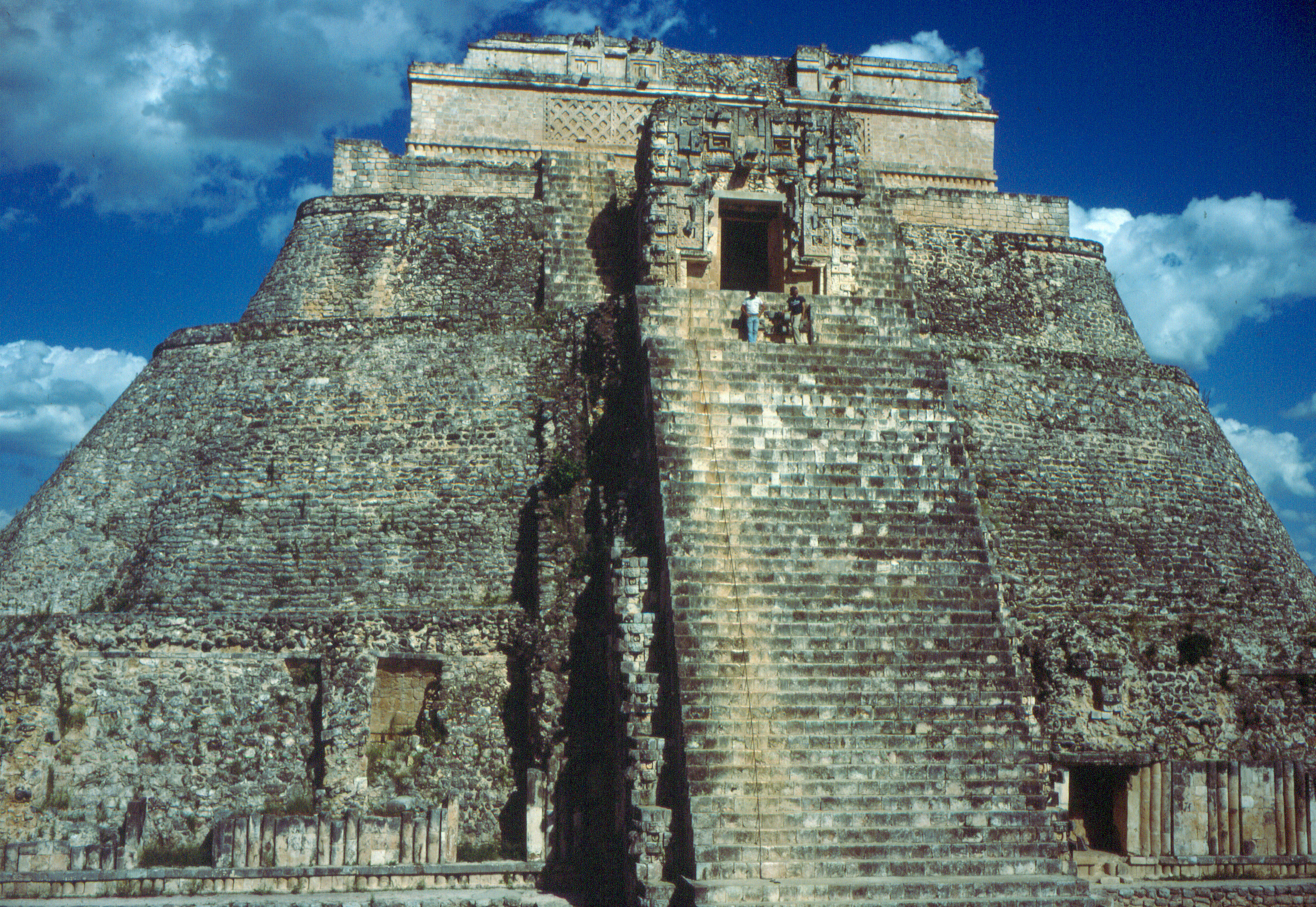 ウシュマル遺跡 魔法使いのピラミッド写真アールクリエーション