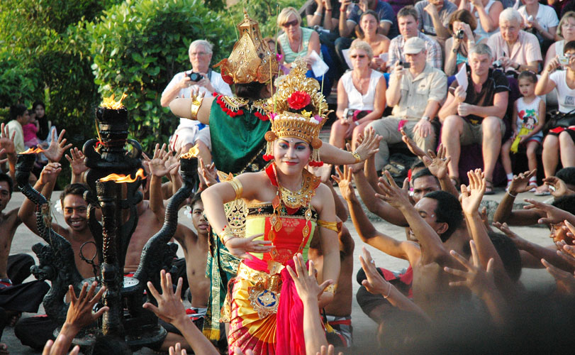 ウルワツ寺院のケチャダンス バリ観光Road to