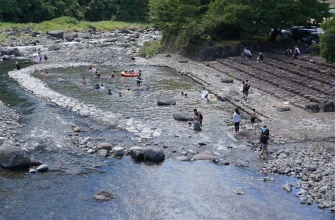 2024年もOPEN 休憩スペースも屋根付きで大人もリラックスできるぞ！ グリーンピア八女レジャープール