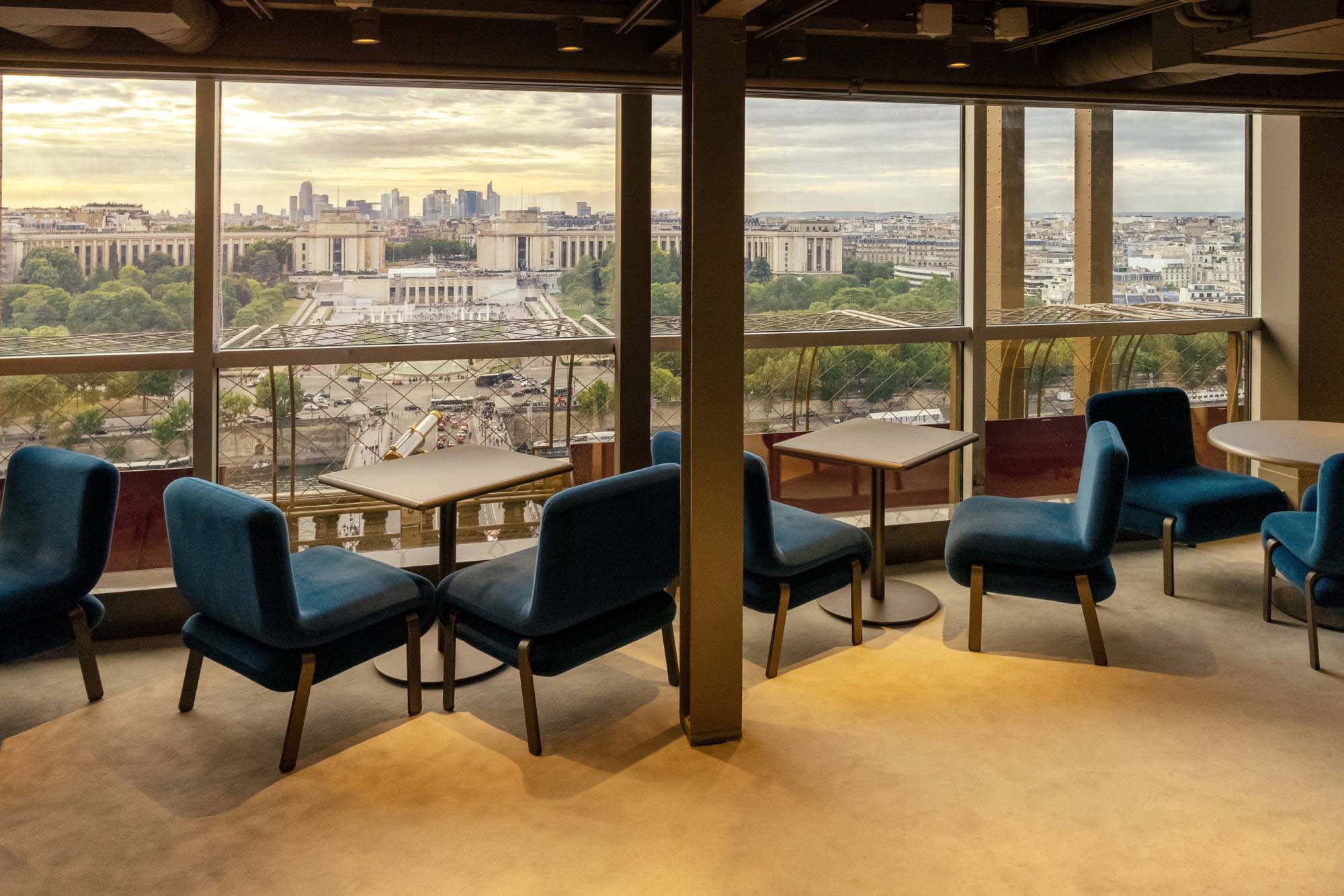 2025 エッフェル塔のレストラン58でのランチチケットとセーヌ川クルーズ、提供元：Paris City Toursパリ,