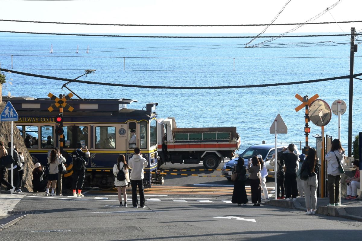 スラムダンク踏切 - 鎌倉高校前の踏切が人気らしい - niwanome