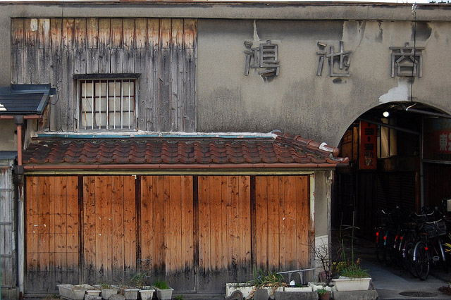 服部天神駅前通り の片屋根式アーケード。 並んだ提灯が参道商店街の雰囲気を盛り上げます。大阪府豊中市豊中市服部元町服部天神駅東服部天神駅前通商店街昭和レトロノスタルジック町歩き商店街巡りwj_street_photo_club_memberbest_moments_street