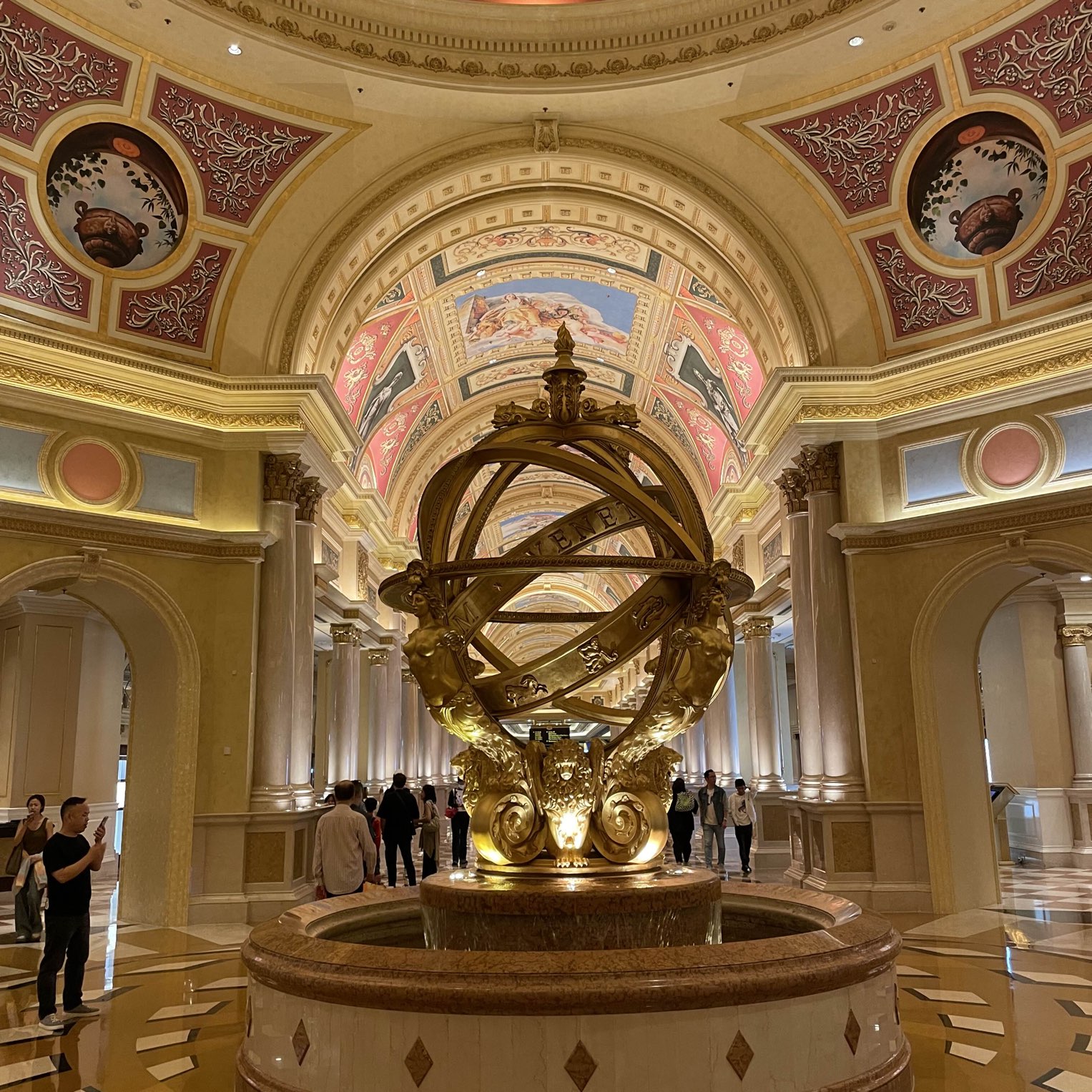 マカオ-2017年10月17日：ベネチアンマカオ内のサンルカ運河のゴンドラ。高級ホテルであり、有名なショッピングモールであり、世界最大のカジノです。の写真素材・画像素材Image 119032192